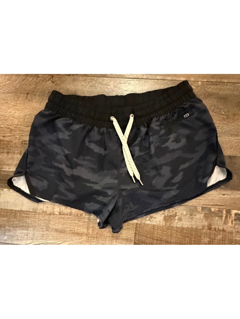 Vuori Clementine Shorts Black Watercolor Camo Lined Women’s Large